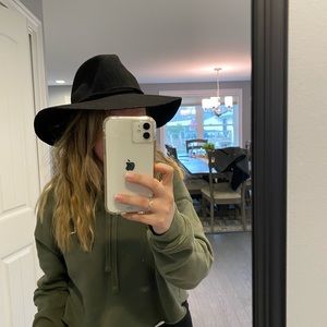 Black structured hat - like new!!